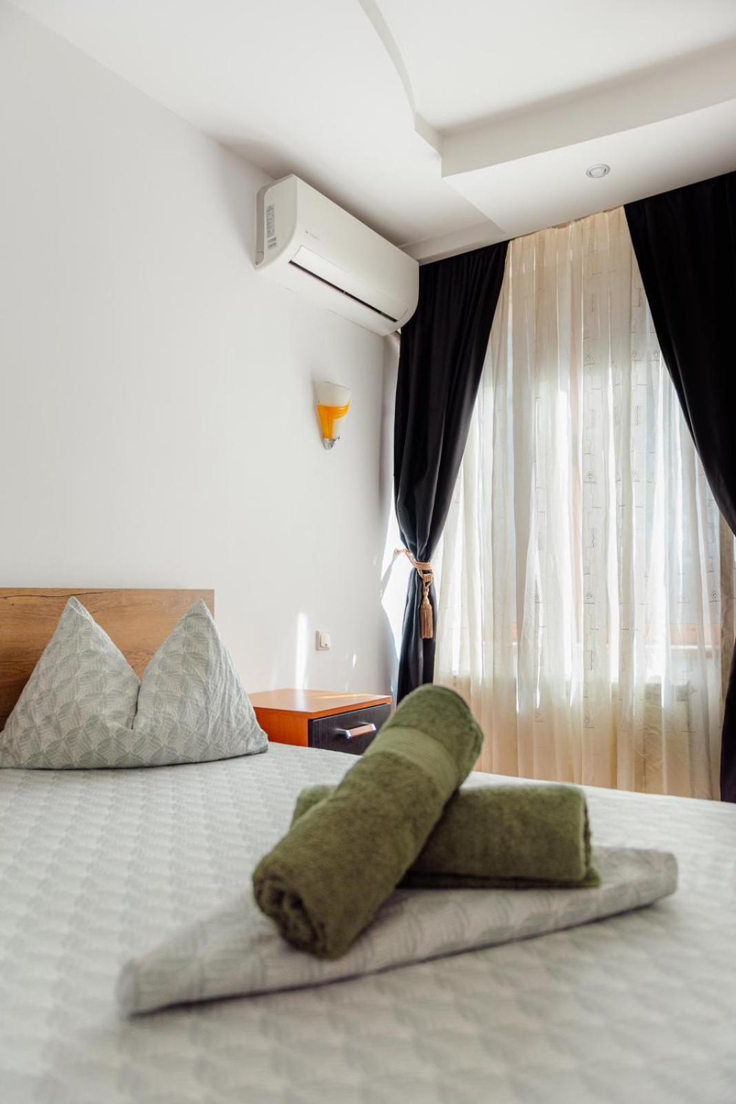 Heart Of Downtown 3 Rooms Apartment Self Check In 부쿠레슈티 외부 사진